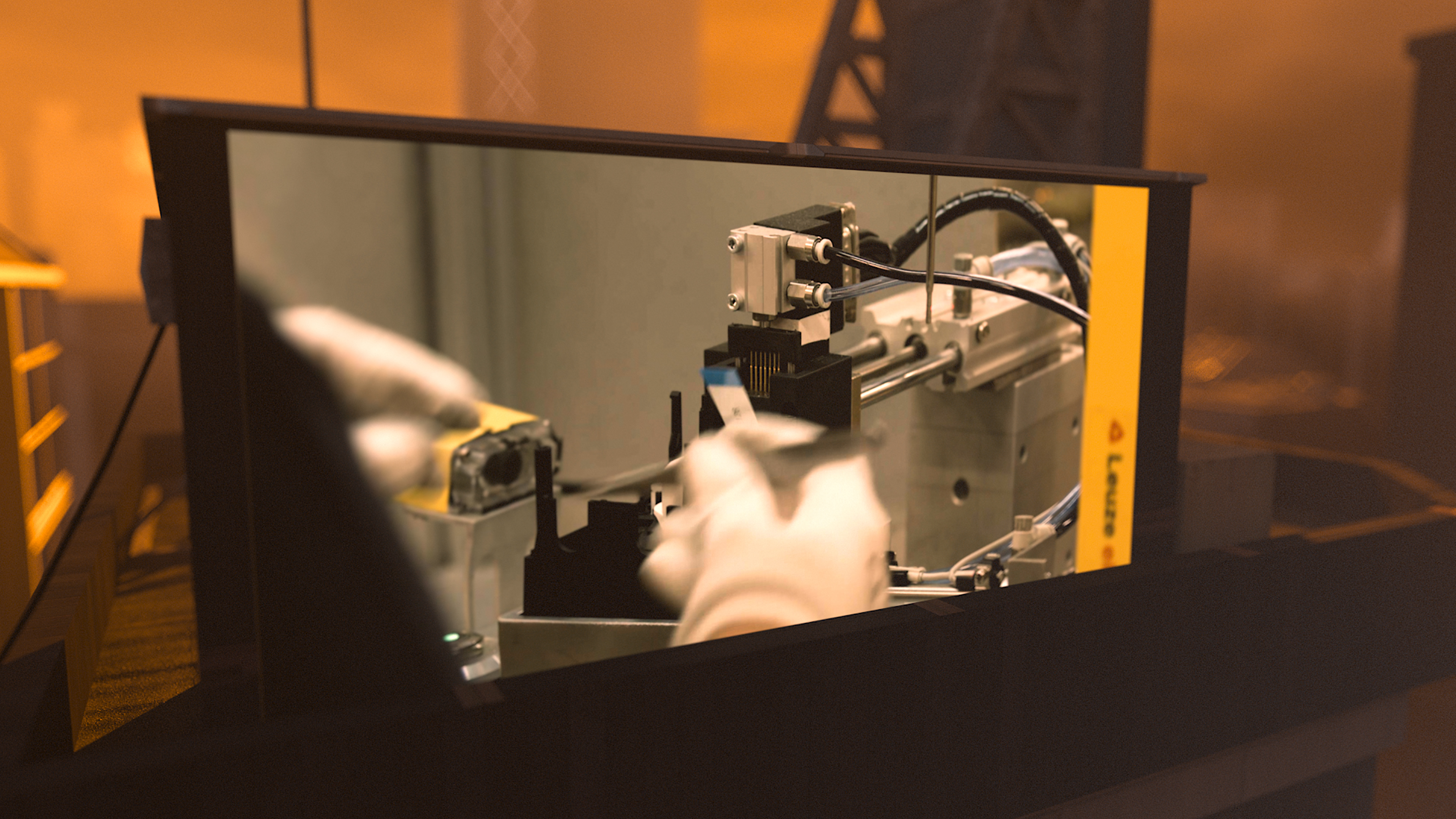 Gruner 3D Imagefilm Brandschutz Projektion Fertigung Projektion der Fertigung von Gruner auf Hausfassaden